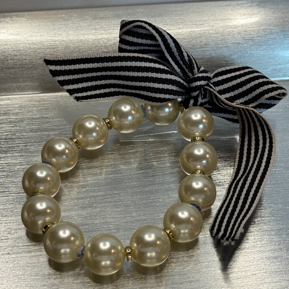 🌼 Vintage-Inspired Pearl Stretch Bracelet w/ Striped Ribbon Bow - Picture 3 of 3